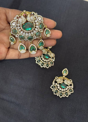Stone Dollar With Earring