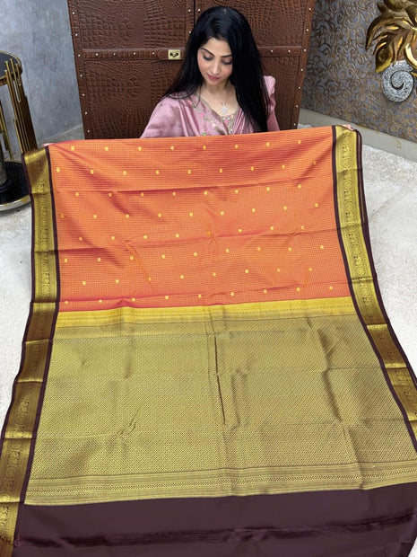 Vintage Vaira Oosi Gold Zari