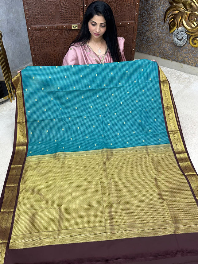 Vintage Vaira Oosi Gold Zari