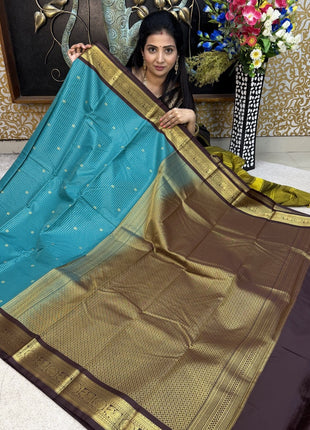 Vintage Vaira Oosi Gold Zari